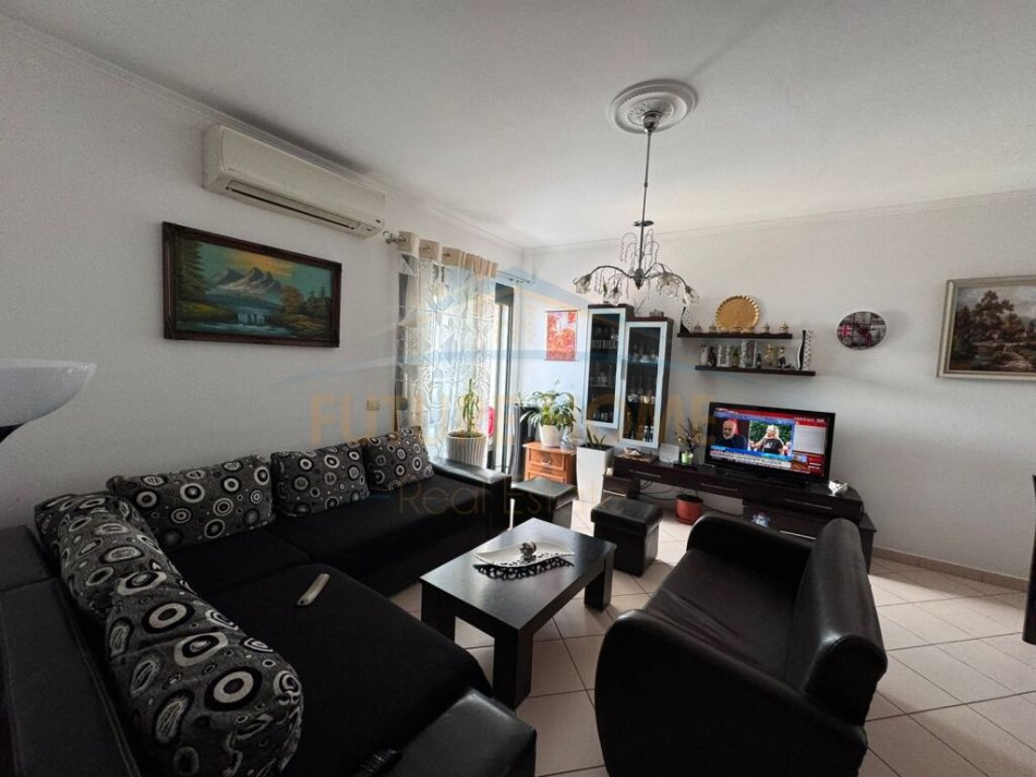 Tirane, shes apartament 1+1+Ballkon Kati 11, 85 m² 160.000 € (Rruga e Kavajes)