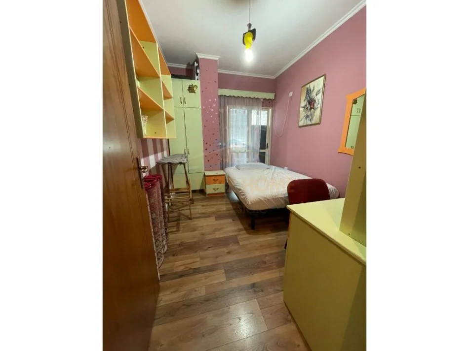 Tirane, jepet me qera apartament 2+1 Kati 3, 80 m² 500 € (KODRA E DIELLIT)