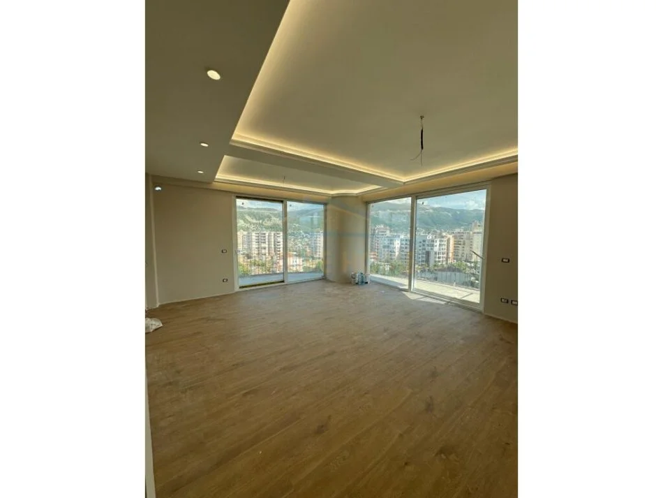 Vlore, shitet apartament 2+1 Kati 8, 121 m² 220.000 € (Pas hotel Partner, Skele)