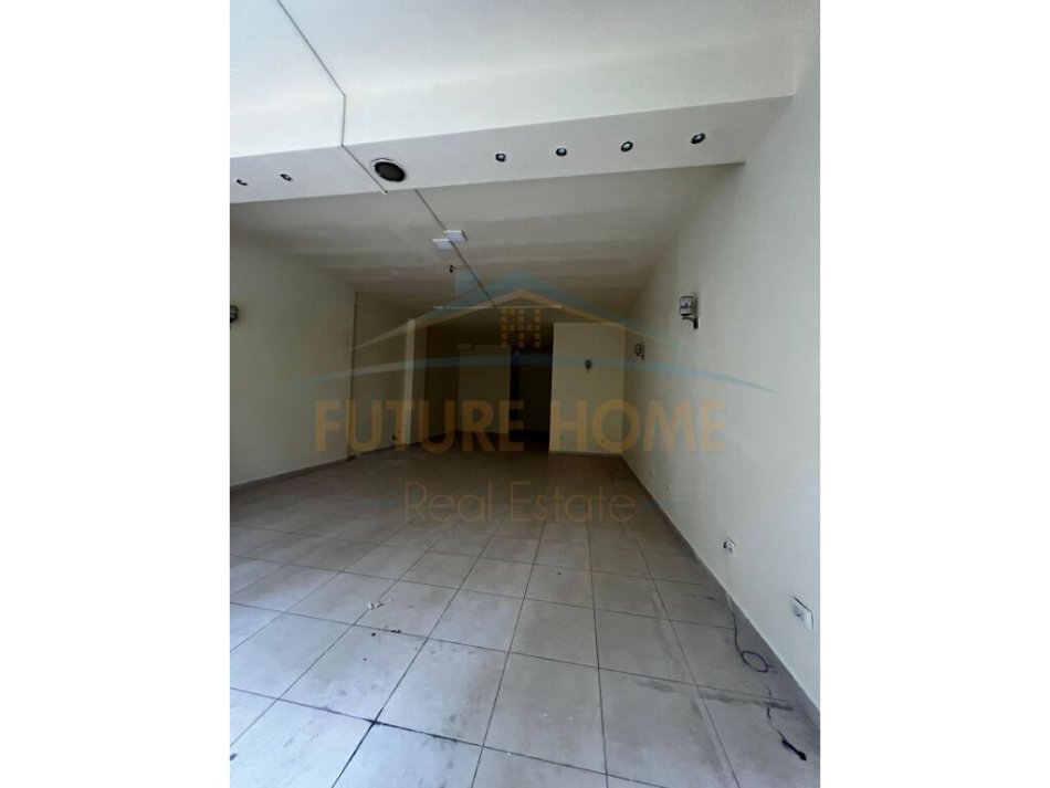 Tirane, jepet me qera ambjent biznesi Kati 0, 70 m² 350 € (Sotir Caci)