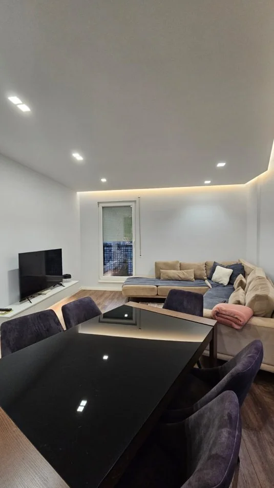 Tirane, jepet me qera apartament 2+1+Ballkon Kati 7, 120 m² 750 € (Rr.Muzaket)