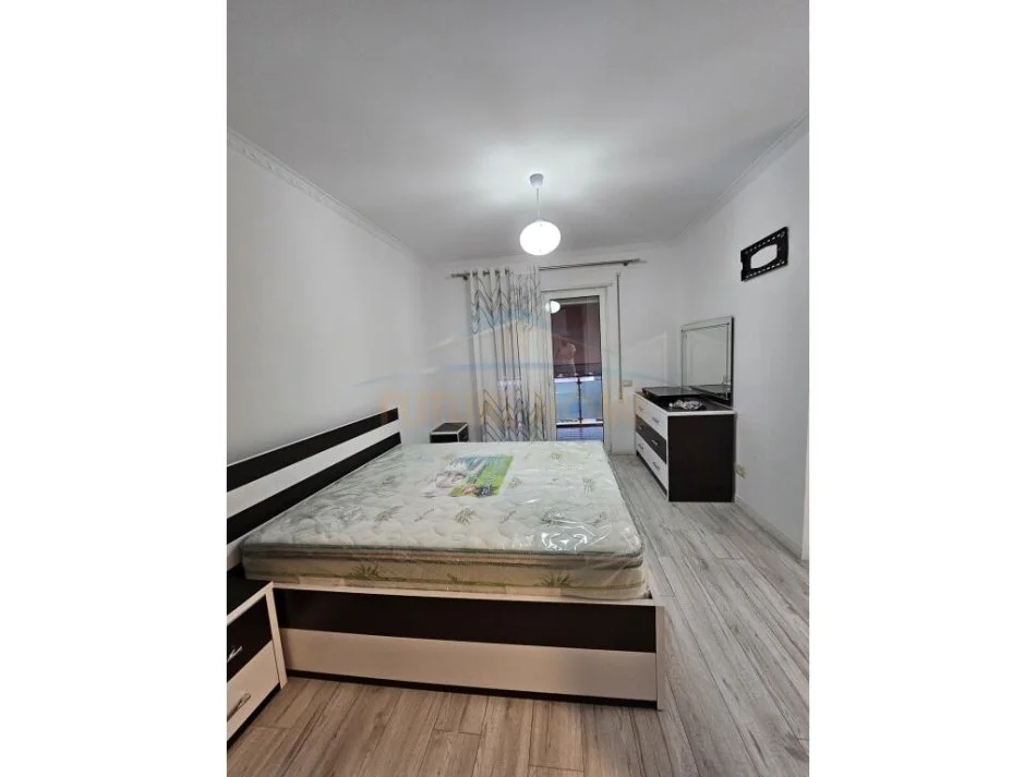Tirane, jepet me qera apartament 2+1+Ballkon Kati 3, 110 m² 580 € (rruga nexho konomi)