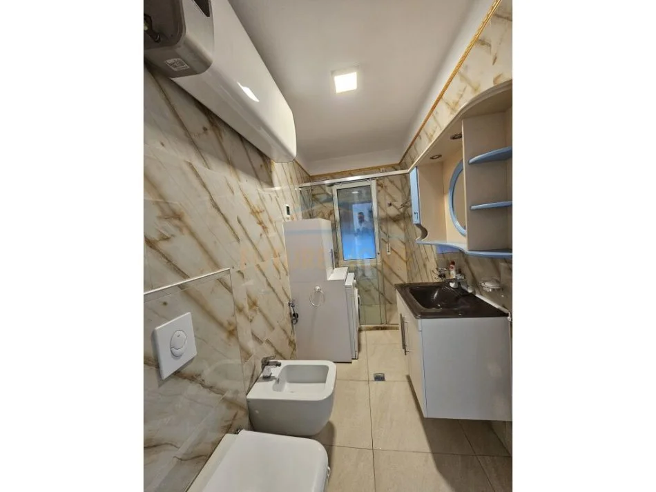 Tirane, jepet me qera apartament 2+1+Ballkon Kati 3, 110 m² 580 € (rruga nexho konomi)