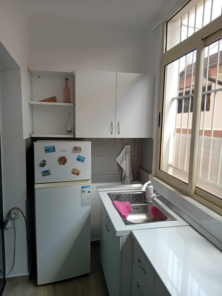 Tirane, jepet me qera apartament 1+1+Ballkon Kati 1, 40 m² 500 € (Pazari i ri ( Perfshira UJI DHE DRITA))