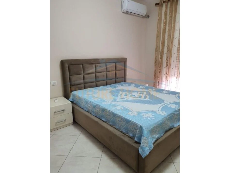 Tirane, jepet me qera apartament 2+1+Ballkon Kati 4, 110 m² 550 € (RRUGA E KAVAJES)