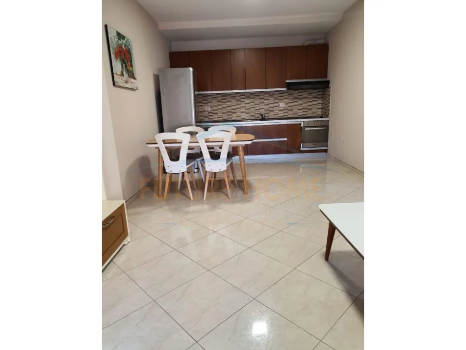 Tirane, jepet me qera apartament 2+1+Ballkon Kati 4, 110 m² 550 € (RRUGA E KAVAJES)