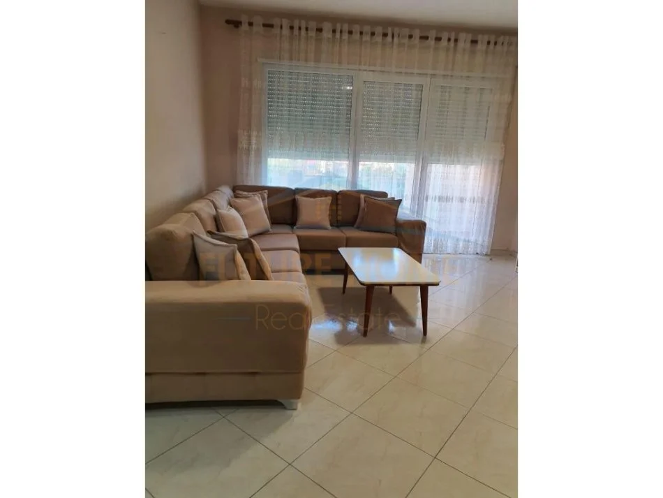 Tirane, jepet me qera apartament 2+1+Ballkon Kati 4, 110 m² 550 € (RRUGA E KAVAJES)