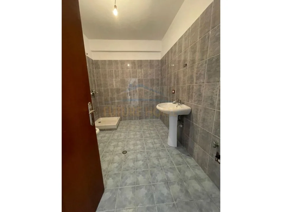 Tirane, shitet apartament 2+1+Ballkon Kati 5, 120 m² 156.000 € (Don Bosco)