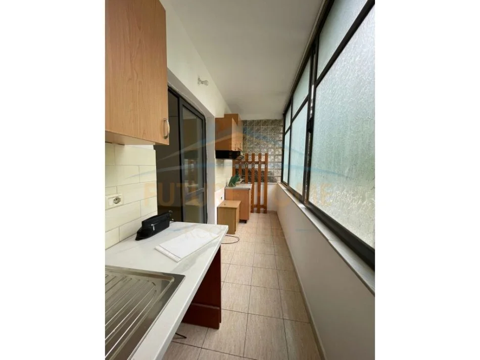 Tirane, jepet me qera zyre Kati 1, 55 m² 500 € (RRUGA E KAVAJES)