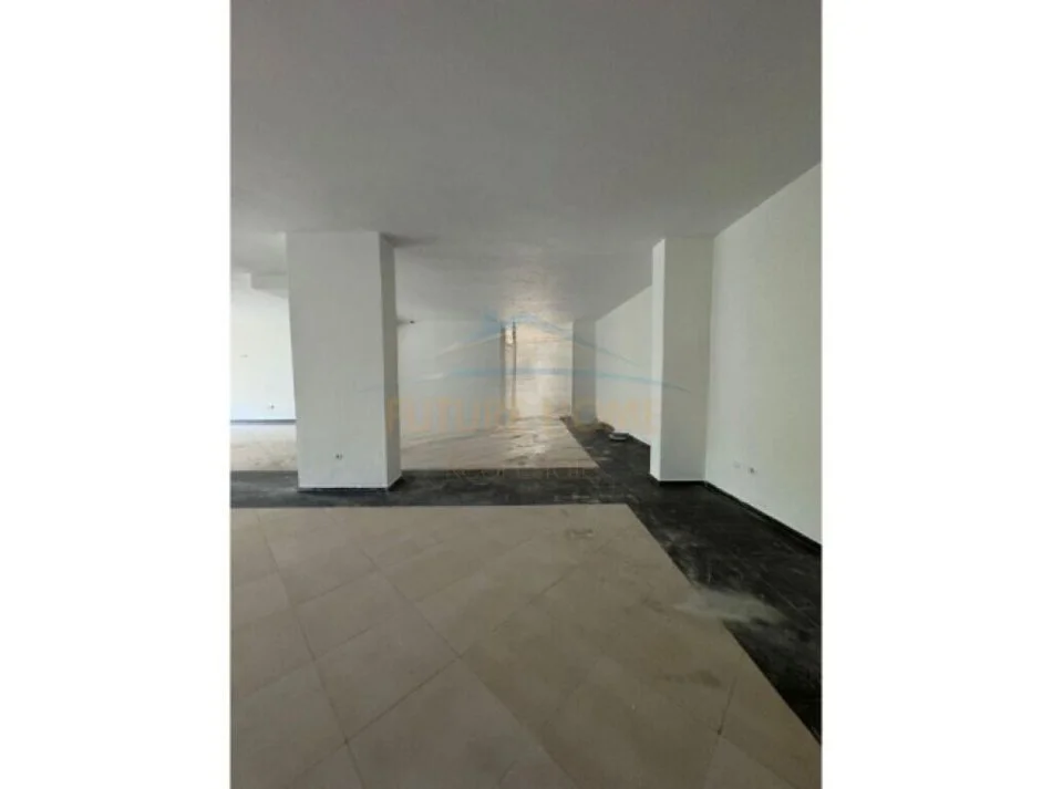 Vlore, jepet me qera ambjent biznesi Kati 0, 500 m² 3.000 € (Lungomare, Vlore)