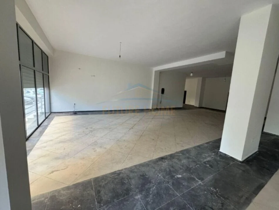 Vlore, jepet me qera ambjent biznesi Kati 0, 500 m² 3.000 € (Lungomare, Vlore)