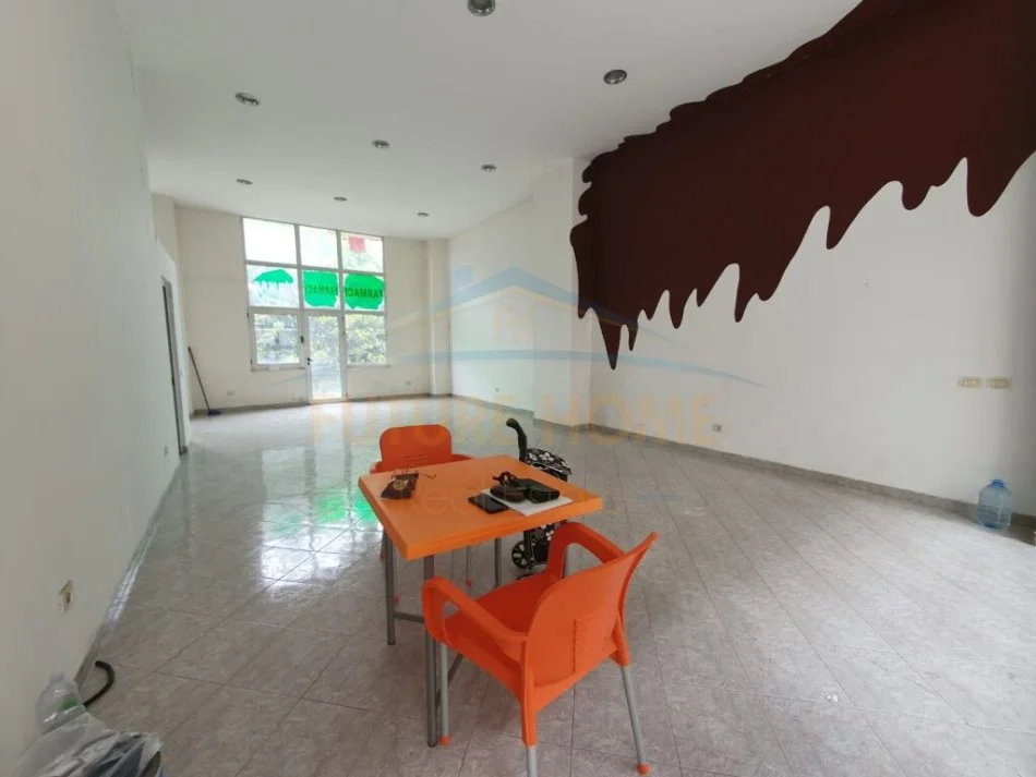 Tirane, jepet me qera ambjent biznesi Kati 0, 86 m² 550 € (Fresk)