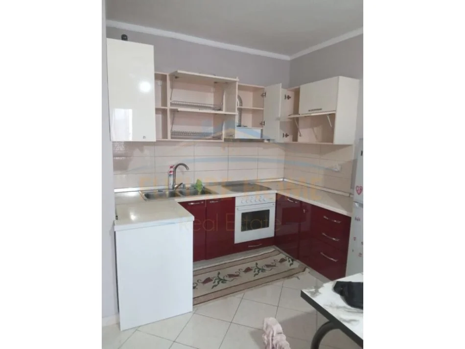 Tiran, jepet me qera apartament 2+1 Kati 7, 124 m² 300 € (pranë Bunkart)