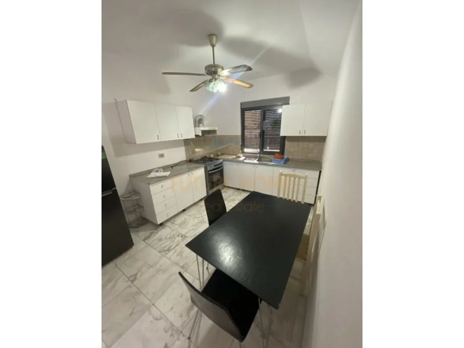 Tirane, jap me qera apartament 2+1+Ballkon Kati 3, 90 m² 430 € (Rruga Bardhyl)