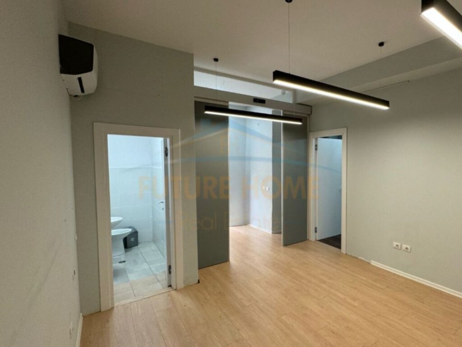 Tirane, jepet me qera zyre Kati 0, 50 m² 500 € (Stacioni i Trenit)