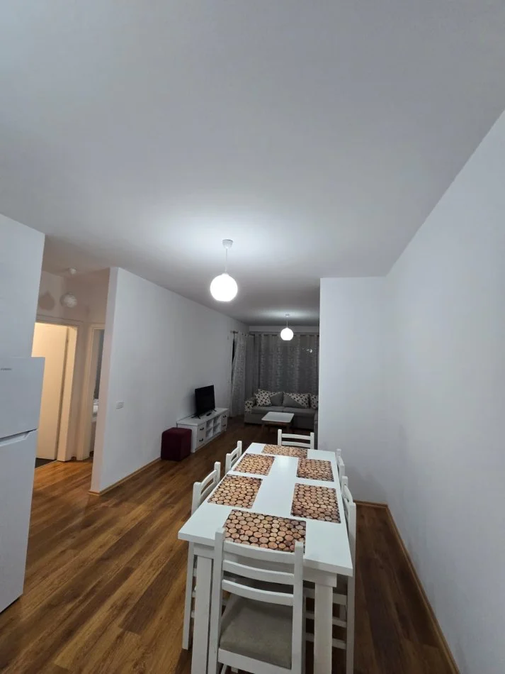 Tirane, jepet me qera apartament 2+1 , 700 € (ali demi)