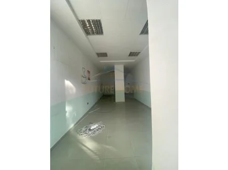 Tirane, jepet me qera dyqan Kati 0, 90 m² 900 € (Rruga 4 Deshmoret) AREA41644
