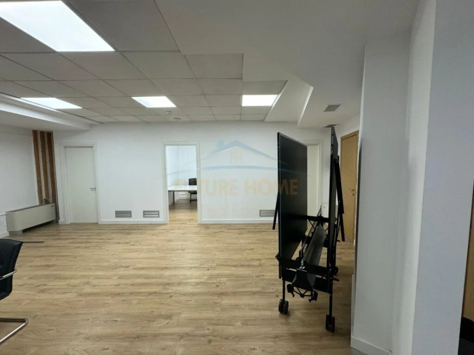 Tirane, jepet me qera ambjent biznesi Kati 13, 210 m² 6.300 € (Bulevardi Bajram Curri)