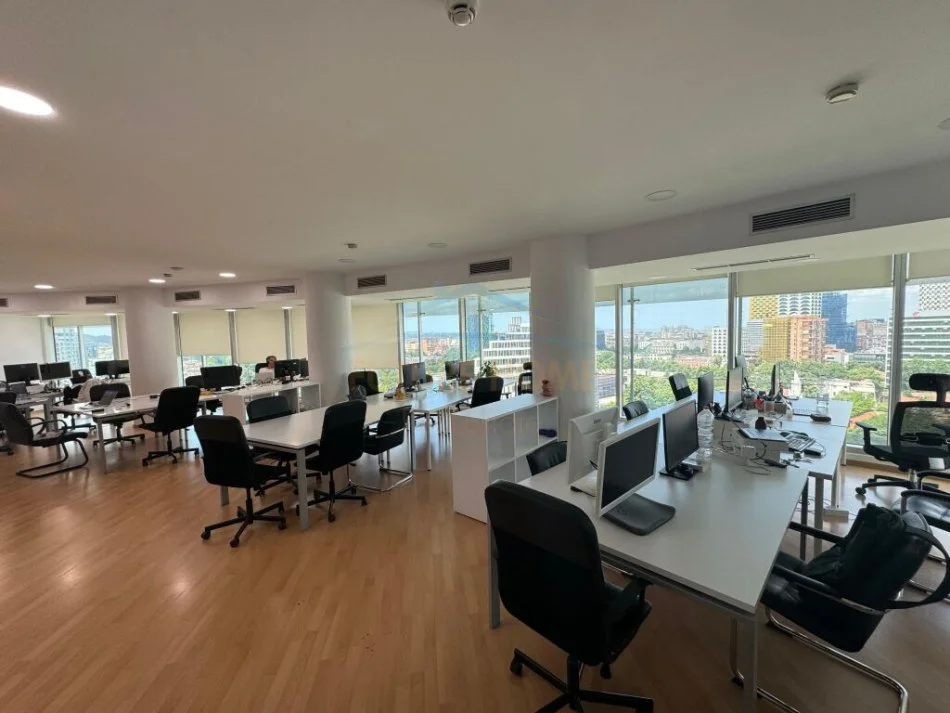 Tirane, jepet me qera ambjent biznesi Kati 13, 210 m² 6.300 € (Bulevardi Bajram Curri)