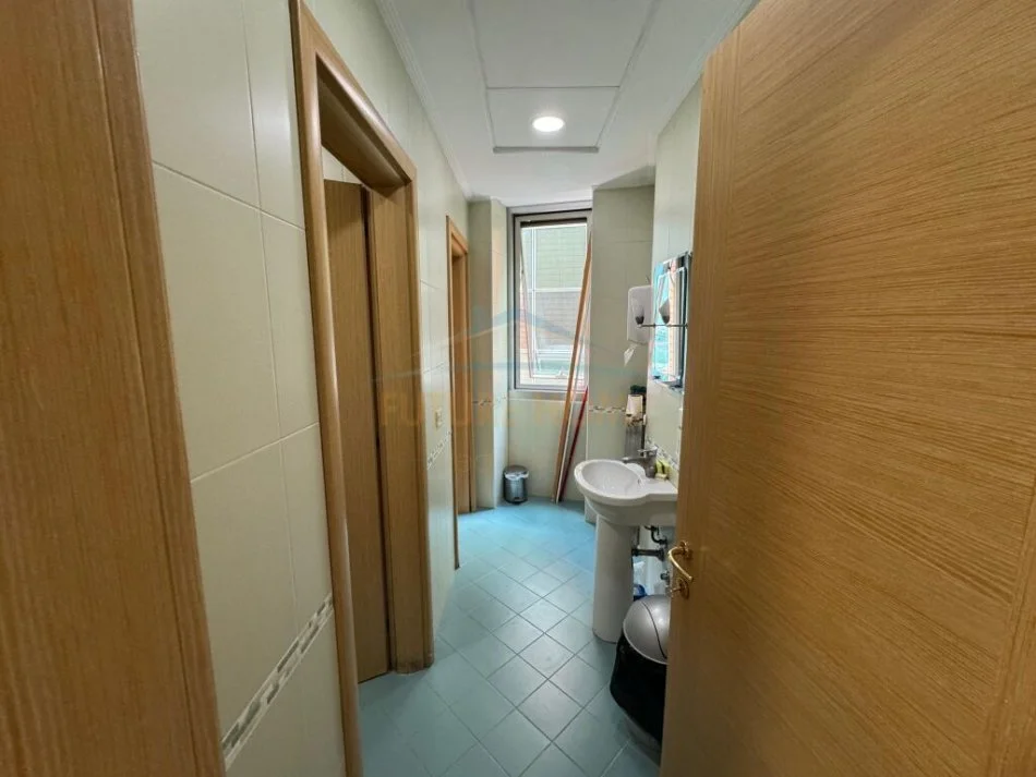 Tirane, jepet me qera ambjent biznesi Kati 13, 210 m² 6.300 € (Bulevardi Bajram Curri)