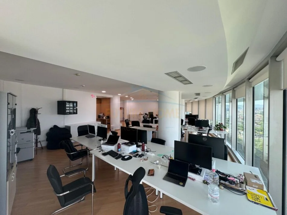 Tirane, jepet me qera ambjent biznesi Kati 13, 210 m² 6.300 € (Bulevardi Bajram Curri)