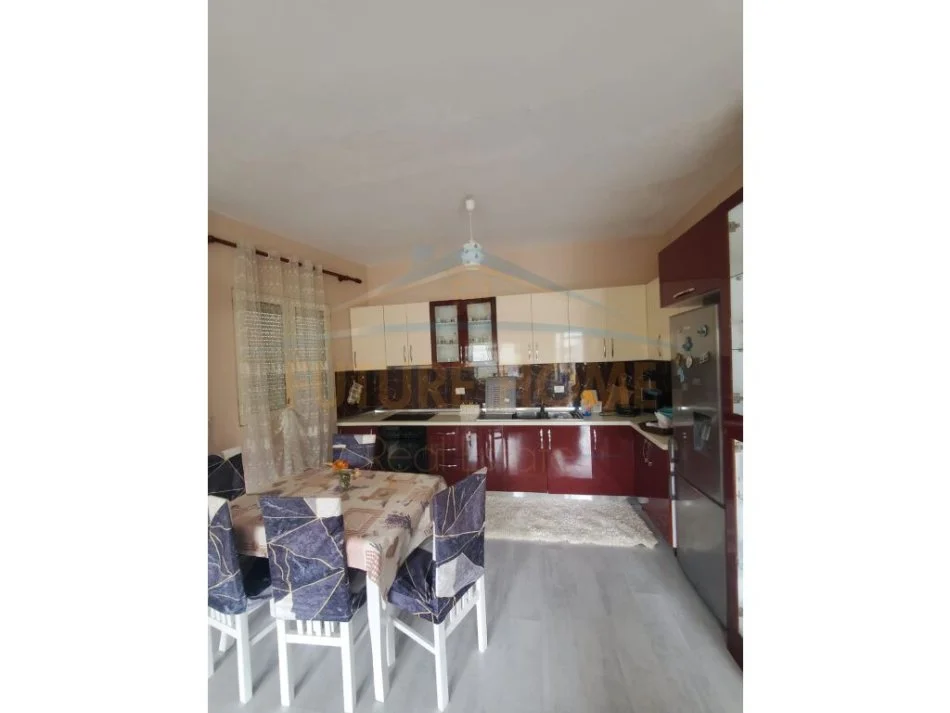 Tirane, jepet me qera apartament 2+1 Kati 2, 110 m² 350 € (PRANEKOMPLEKSIT TE TOM DOSHIT)