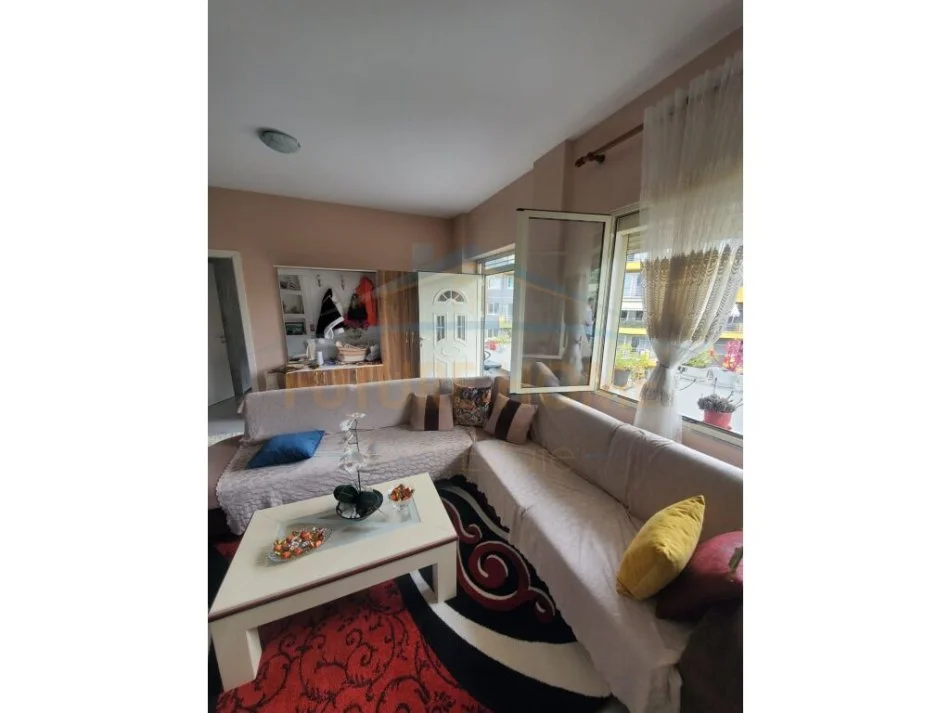 Tirane, jepet me qera apartament 2+1 Kati 2, 120 m² 300 € (Shkoze)