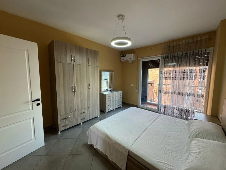 Tirane, jepet me qera apartament 1+1 Kati 5, 59 m² 600 € (Rezidenca Quartum)