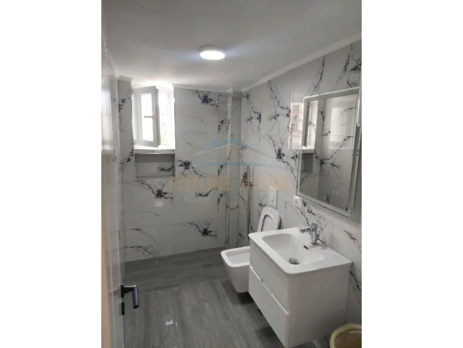 Tirane, shitet apartament 2+1+Ballkon Kati 3, 54 m² 128.000 € (Rruga Mine Peza)