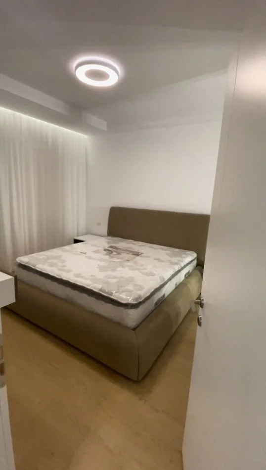 Tirane, jepet me qera apartament 2+1 Kati 1, 98 m² 1.000 € 