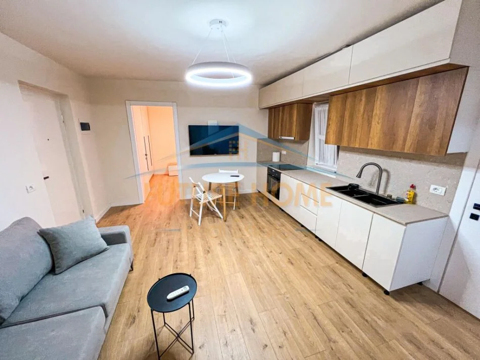 Tirane, shitet 2+1+Ballkon Kati 4, 57 m² 135.000 € (rruga e barikadave)