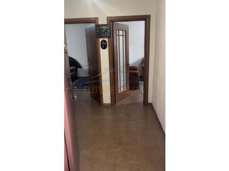 Tirane, jepet me qera apartament 1+1 Kati 3, 52 m² 400 € (Rruga Mine Peza, prane Prokurorise se Tiranes, Tirane, AREA41712)