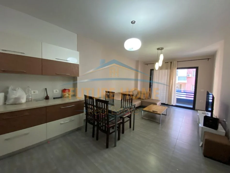 Tirane, jepet me qera apartament 2+1+Ballkon Kati 3, 117 m² 450 € (Yzberisht)