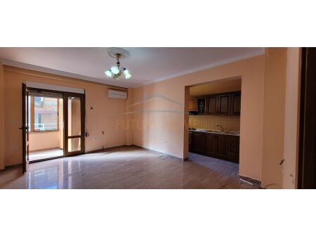 Tirane, jepet me qera apartament 2+1 Kati 4, 88 m² 470 € (Perballe Ministrise se Drejtesise, Bulevardi Zogu I, Tirane, AREA41714)