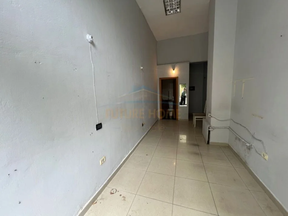 Tirane, jepet me qera dyqan Kati 0, 25 m² 250.000 € (Komuna Parisit)
