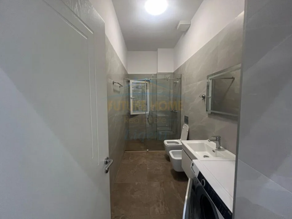 Tirane, jepet me qera apartament 2+1+Ballkon Kati 1, 120 m² 850 € (Liqeni i Thate)