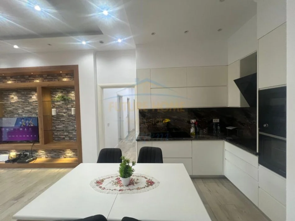 Tirane, jepet me qera apartament 2+1+Ballkon Kati 1, 120 m² 850 € (Liqeni i Thate)