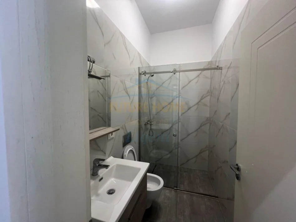 Tirane, jepet me qera apartament 2+1+Ballkon Kati 1, 120 m² 850 € (Liqeni i Thate)