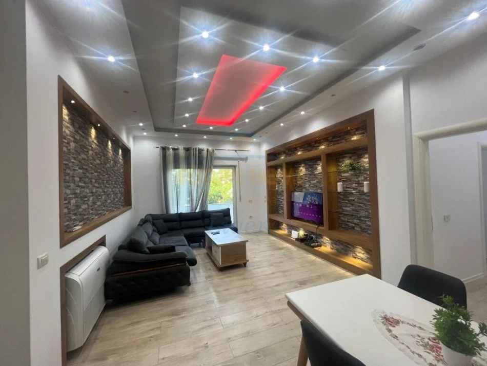 Tirane, jepet me qera apartament 2+1+Ballkon Kati 1, 120 m² 850 € (Liqeni i Thate)