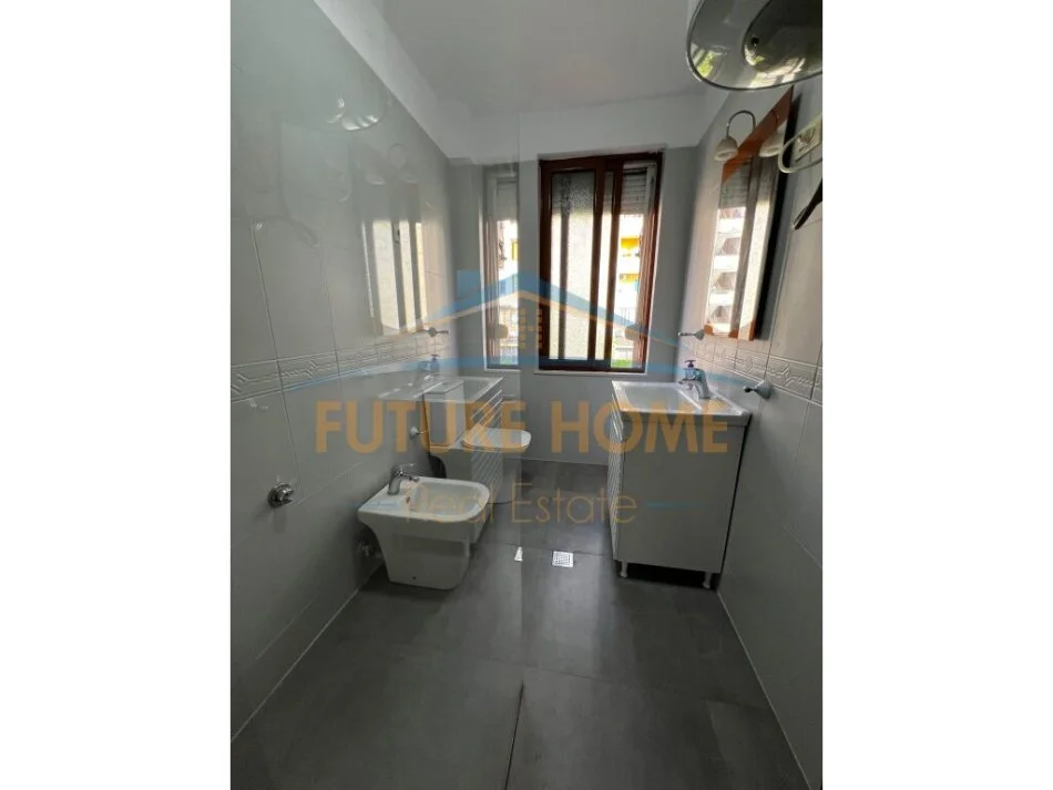 Tirane, jepet me qera apartament 2+1 Kati 3, 85 m² 700 € (Blloku)