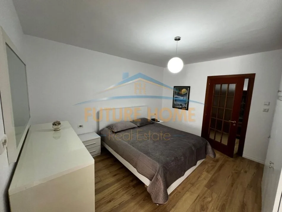 Tirane, jepet me qera apartament 2+1 Kati 3, 85 m² 700 € (ISH BLLOKU)