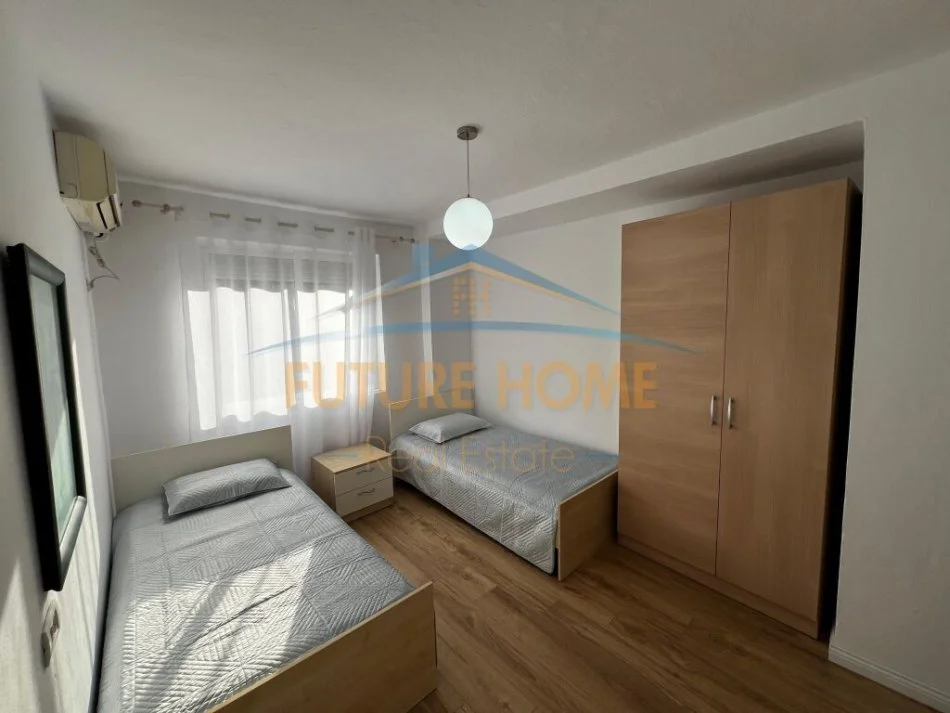 Tirane, jepet me qera apartament 2+1 Kati 3, 85 m² 700 € (ISH BLLOKU)
