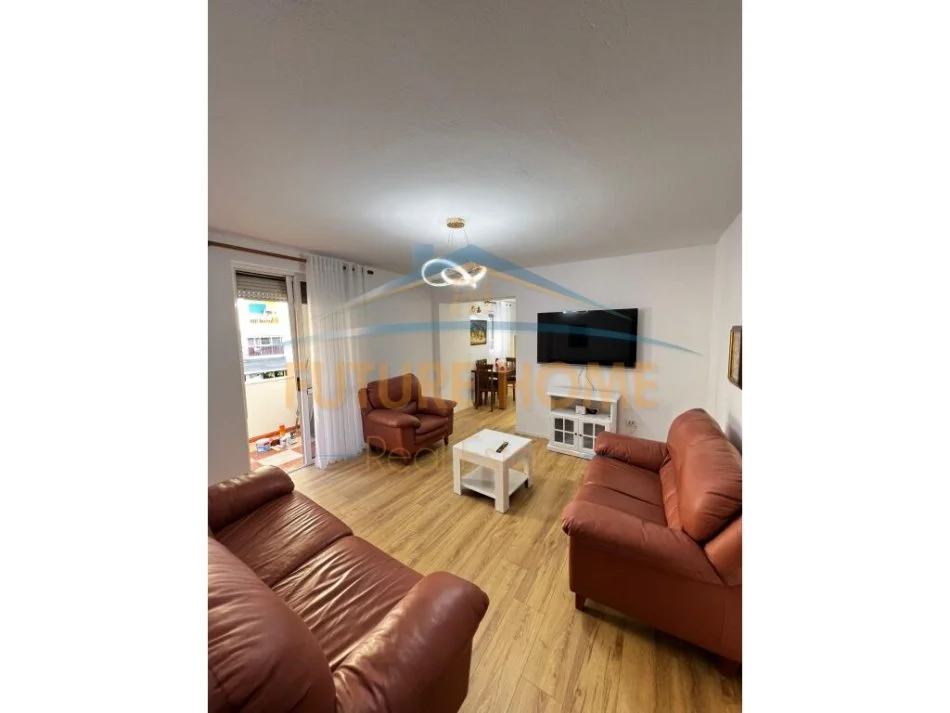 Tirane, jepet me qera apartament 2+1 Kati 3, 85 m² 700 € (ISH BLLOKU)