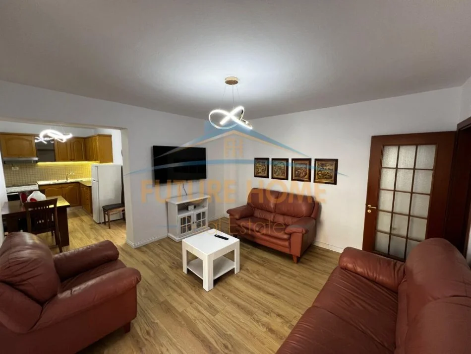 Tirane, jepet me qera apartament 2+1 Kati 3, 85 m² 700 € (ISH BLLOKU)