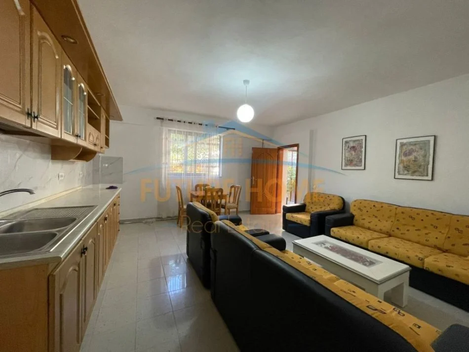 Tirane, jepet me qera apartament 1+1 , 60 m² 400 € (LAPRAKE)