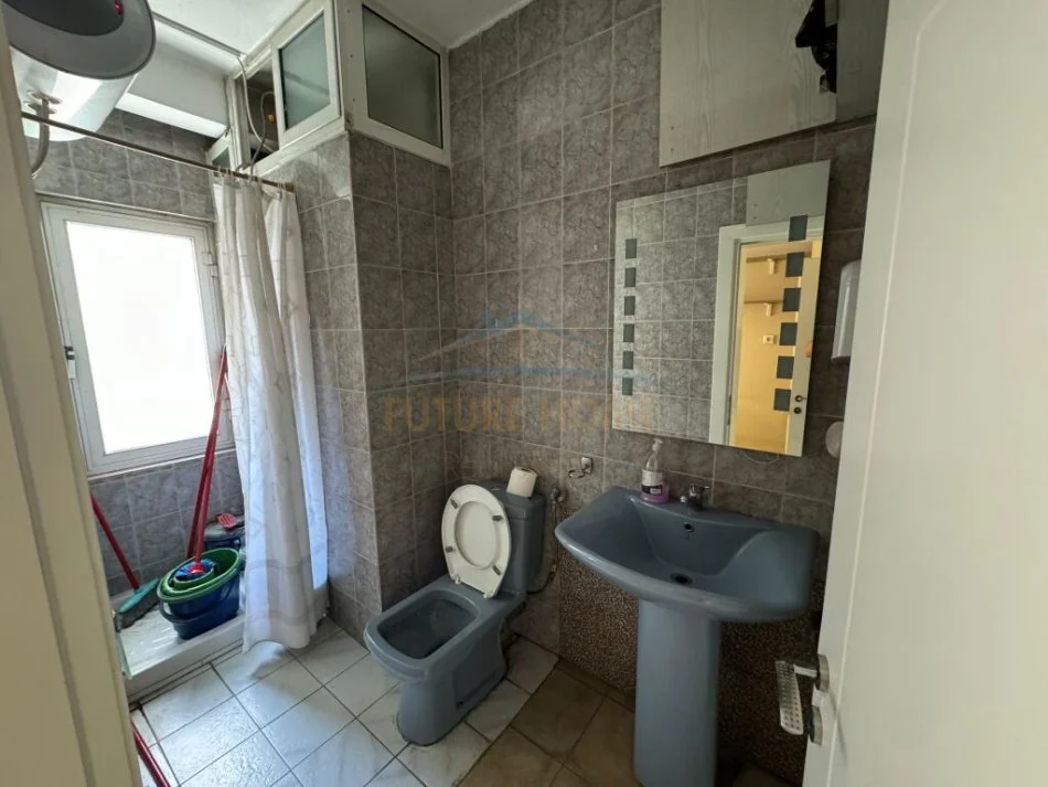 Tirane, jepet me qera apartament 2+1+Ballkon Kati 3, 130 m² 1.000 € (Libri Universitar)