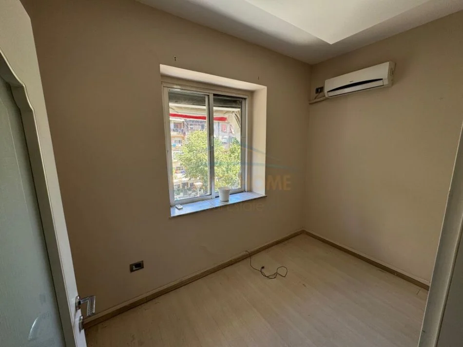 Tirane, jepet me qera ambjent biznesi Kati 3, 130 m² 1.000 € (LIBRI UNIVERSITAR)