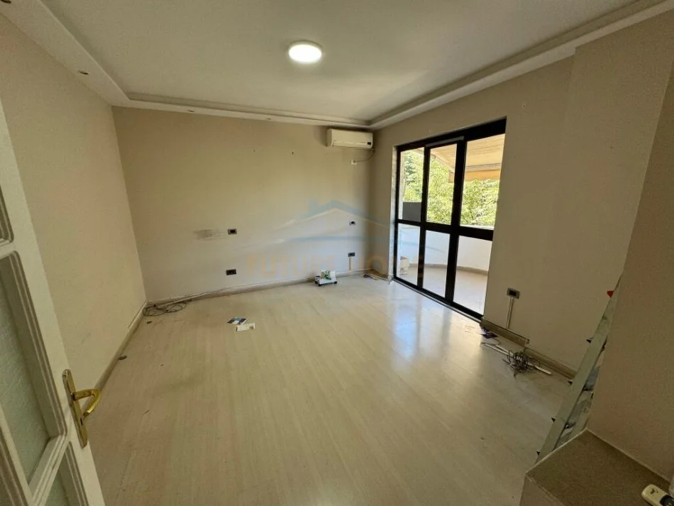 Tirane, jepet me qera ambjent biznesi Kati 3, 130 m² 1.000 € (LIBRI UNIVERSITAR)