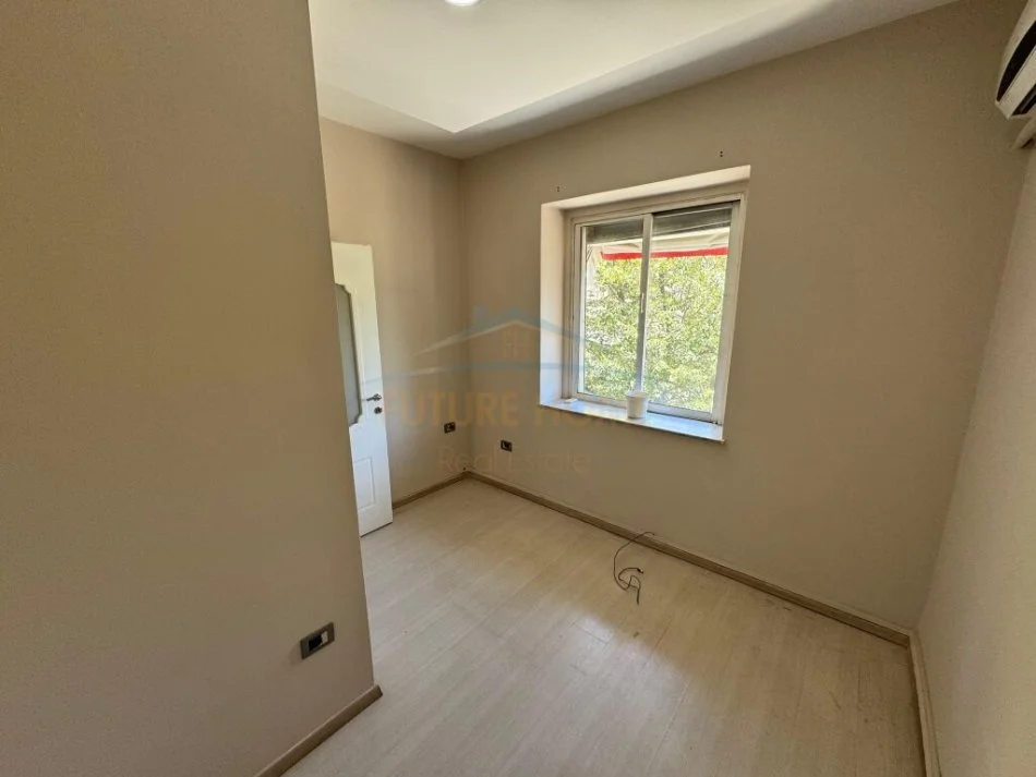 Tirane, jepet me qera apartament 2+1+Ballkon Kati 3, 130 m² 1.000 € (Libri Universitar)