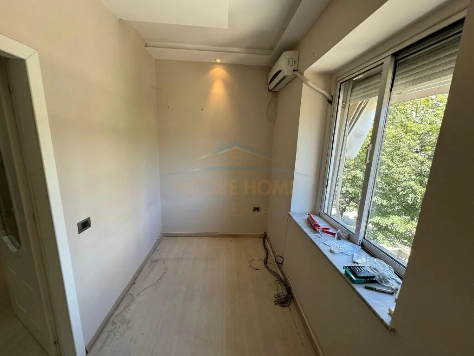Tirane, jepet me qera ambjent biznesi Kati 3, 130 m² 1.000 € (LIBRI UNIVERSITAR)